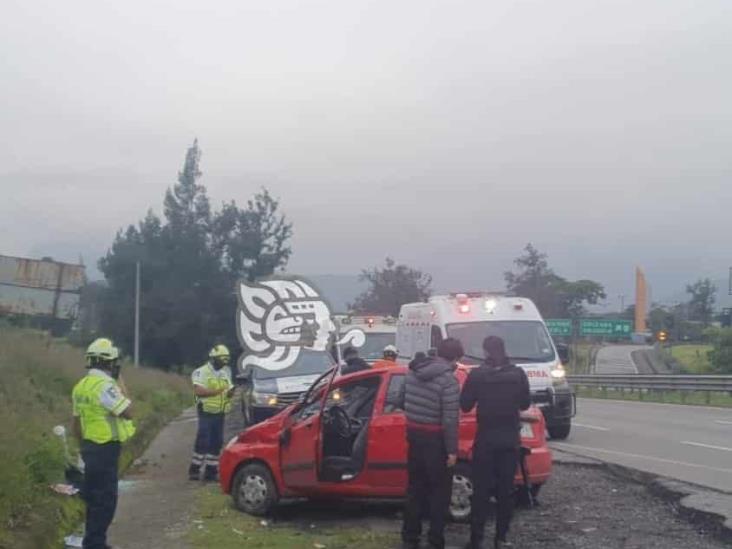 Volcadura en trébol de Escamela deja una mujer lesionada