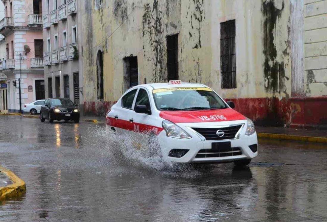 Taxistas se alertan de calles con baches y evitar caer a socavones en Veracruz