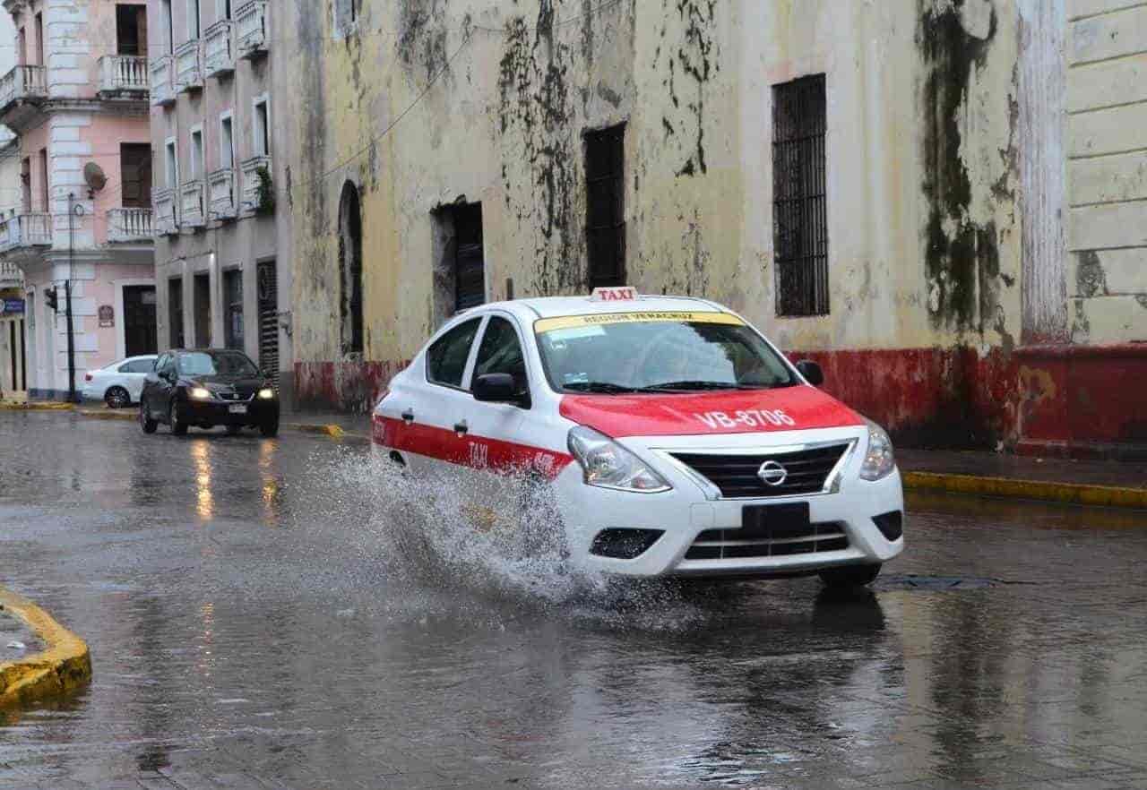 Tránsito de vehículos pesados genera baches en calles de Veracruz: taxistas