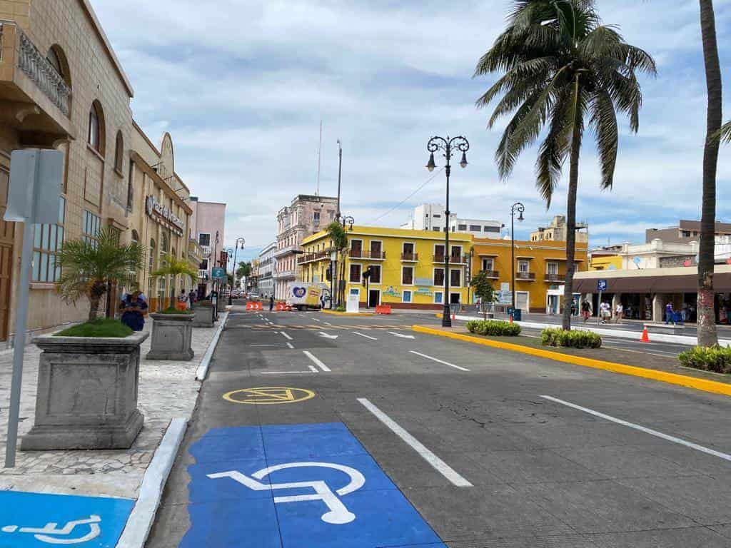 Denuncian a mujer que toma fotografías a periodistas en la Macroplaza de Veracruz