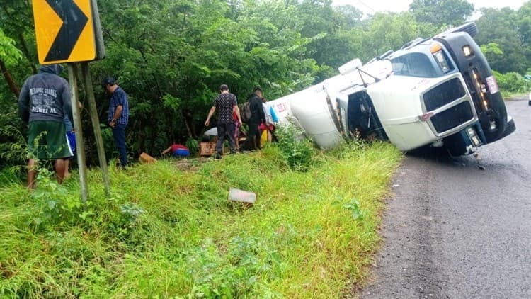 Vuelca tráiler cargado con cerveza y se desata la rapiña en Santiago Tuxtla