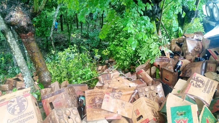 Vuelca tráiler cargado con cerveza y se desata la rapiña en Santiago Tuxtla