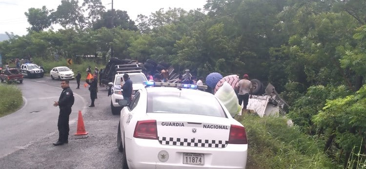 Vuelca tráiler cargado con cerveza y se desata la rapiña en Santiago Tuxtla