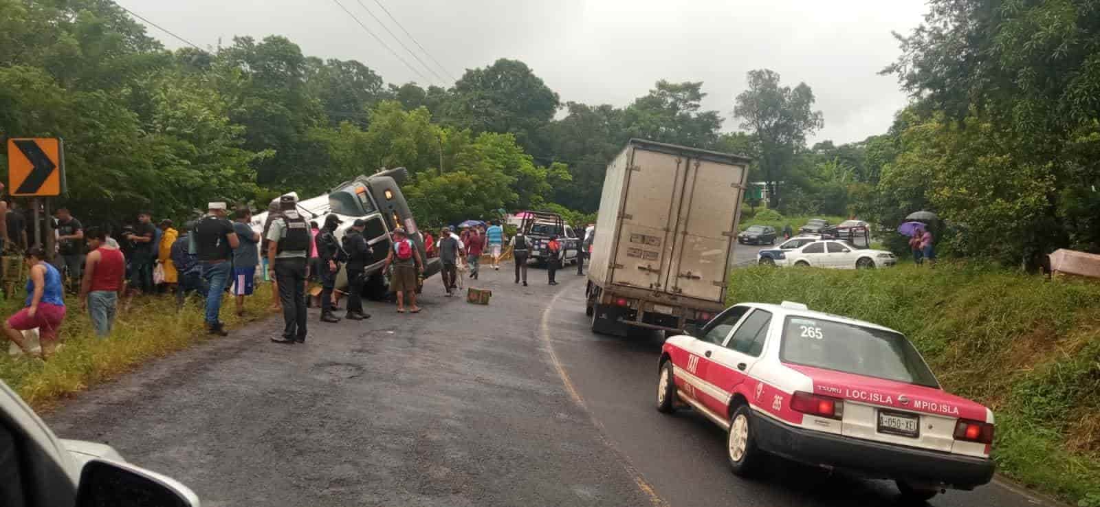 Vuelca tráiler cargado con cerveza y se desata la rapiña en Santiago Tuxtla
