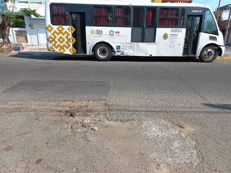 Registros sin tapa y calle en mal estado albergan la avenida Alacio Pérez en Veracruz