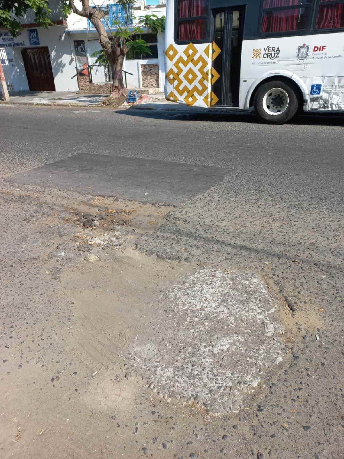 Registros sin tapa y calle en mal estado albergan la avenida Alacio Pérez en Veracruz