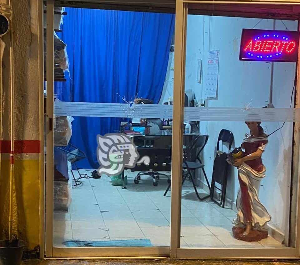 Disparan contra la fachada de una funeraria en Cosoleacaque