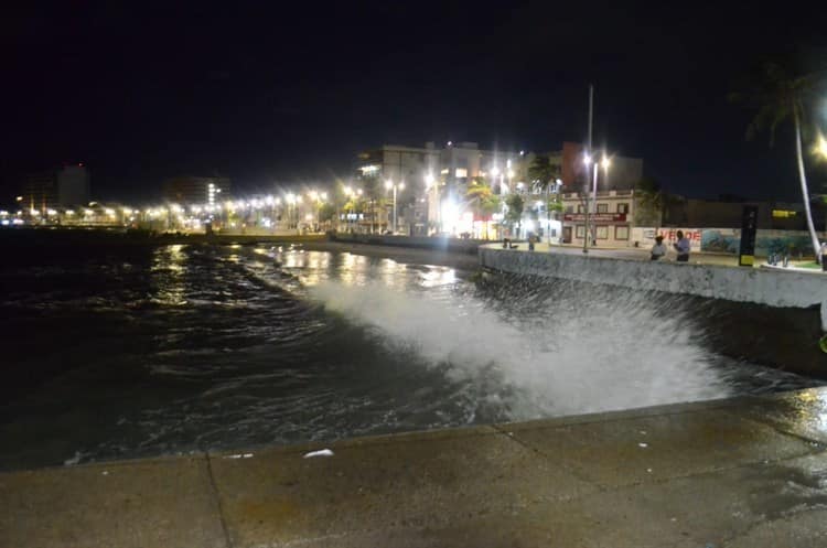 Oleaje por norte rebasa el metro y medio en zona del Malecón de Veracruz(+video)