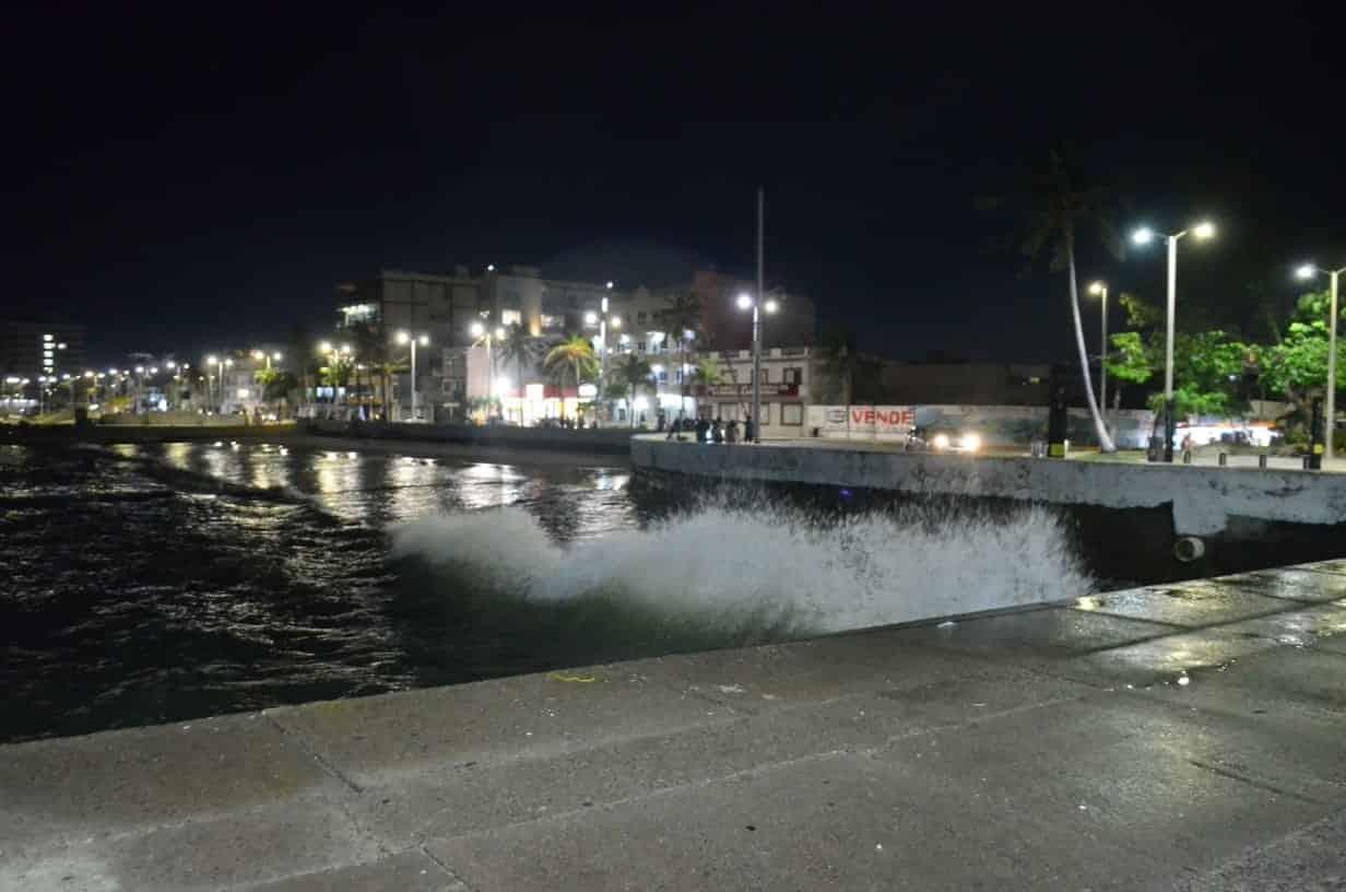 Oleaje por norte rebasa el metro y medio en zona del Malecón de Veracruz(+video)