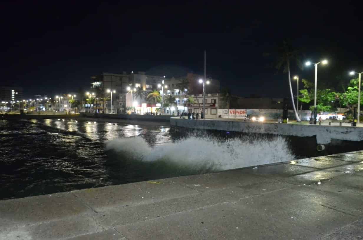 Oleaje por norte rebasa el metro y medio en zona del Malecón de Veracruz(+video)