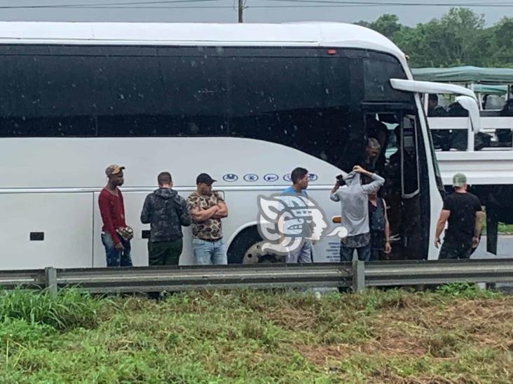 Cubanos se amotinan y retienen autobús en el sur de Veracruz