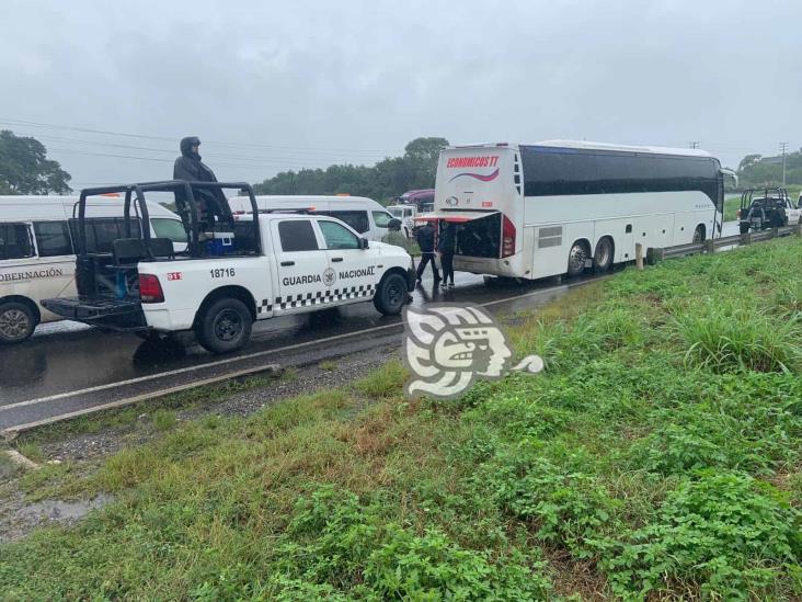 Cubanos se amotinan y retienen autobús en el sur de Veracruz