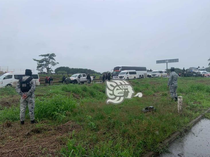 Cubanos se amotinan y retienen autobús en el sur de Veracruz