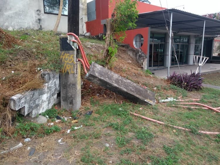 Vecinos de Floresta urgen a CFE y Telmex reparar registro donde niños han tropezado