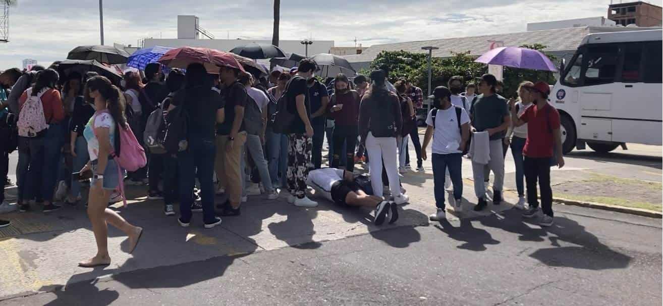 Aprovecha manifestación para hacer lagartijas en calles de Boca del Río (+Video)