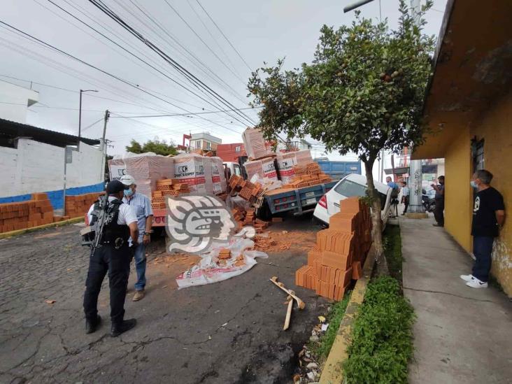 Camión cargado de cerámica choca contra vehículos estacionados, en Xalapa