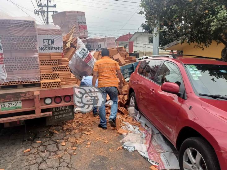 Camión cargado de cerámica choca contra vehículos estacionados, en Xalapa