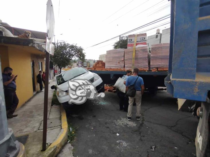 Camión cargado de cerámica choca contra vehículos estacionados, en Xalapa