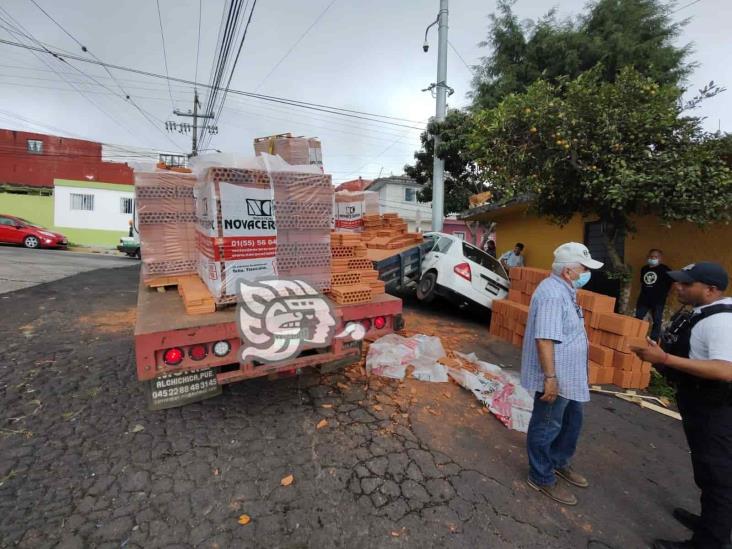 Camión cargado de cerámica choca contra vehículos estacionados, en Xalapa