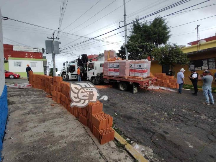 Camión cargado de cerámica choca contra vehículos estacionados, en Xalapa