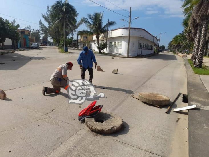 Reparan tapas en el malecón de villa Allende