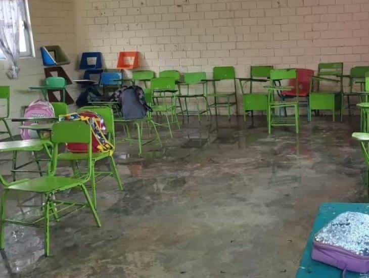 Estudian entre el agua en escuela primaria de Mundo Nuevo