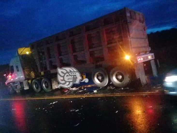 Dos lesionados deja choque de automóvil  contra tráiler en la Xalapa- Las Vigas