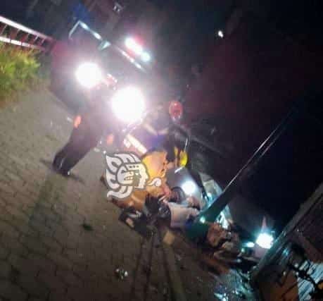 Vehículo choca contra poste en colonia José Vasconcelos de Xalapa