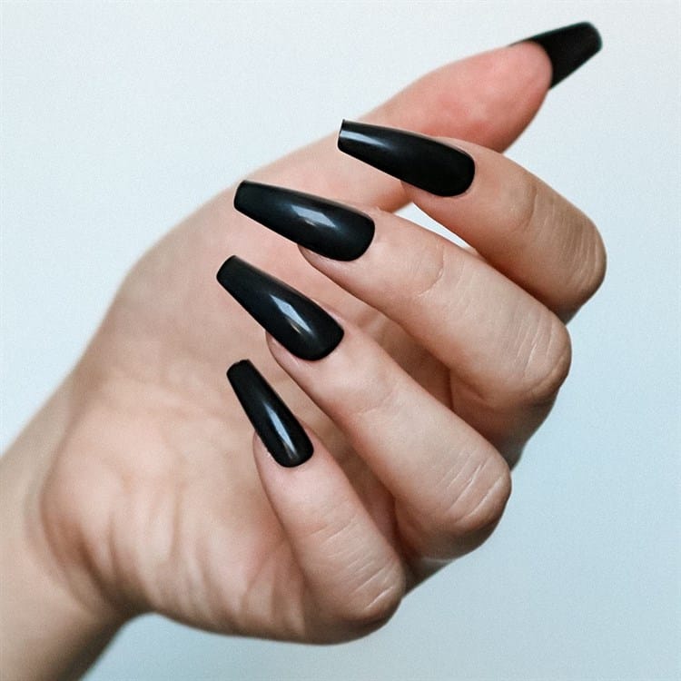 Logra manicure elegante con colores inspirados en Halloween