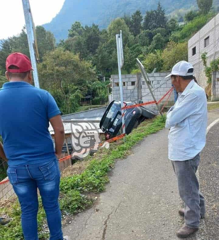 ¡Casi vuela! Camioneta estuvo a nada de caer sobre vivienda en Mendoza