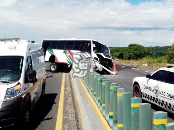 Vuelca unidad del Gobierno de Tabasco, en autopista del sur de Veracruz