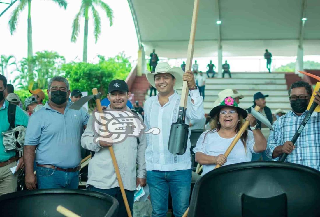 Realizan primer tianguis ganadero en Minatitlán