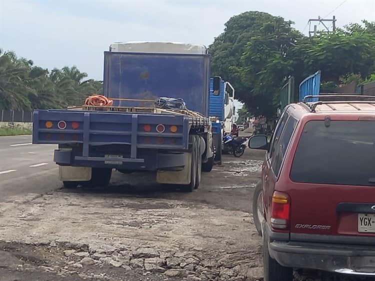 Taller mecánico obstruye la circulación de peatones en Veracruz, denuncian vecinos