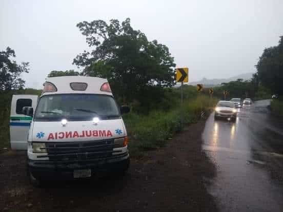 Vuelca camioneta en el Cerro de Los Metates