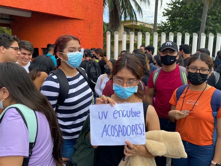 Alumnas de la UV campus Mocambo realizan paro de actividades (+Video)