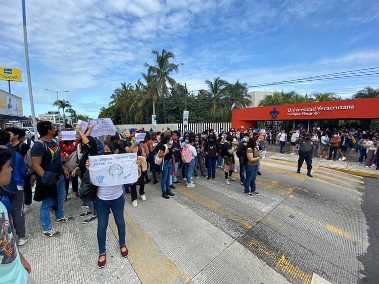 Alumnas de la UV campus Mocambo realizan paro de actividades (+Video)