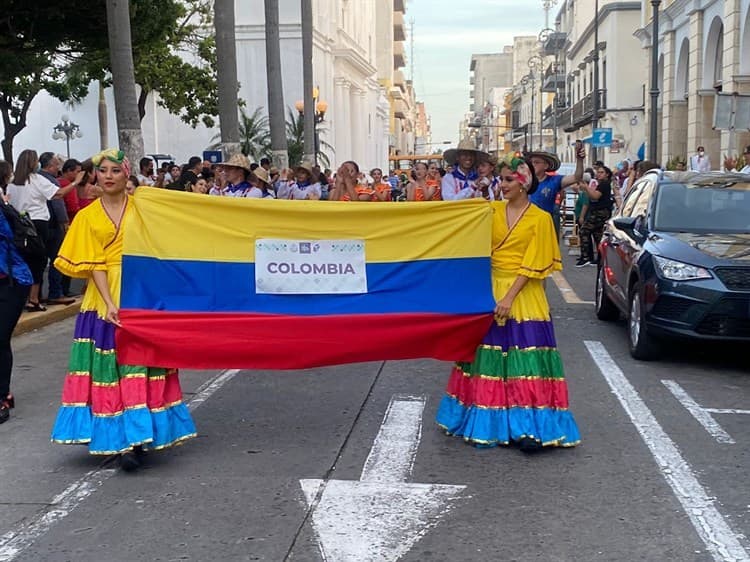 Realizan desfile del Festival Internacional del Folklore en Veracruz (+Video)