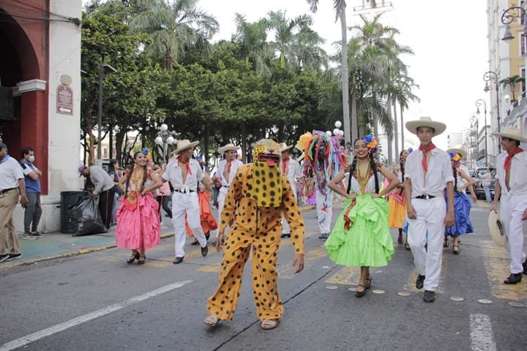 Realizan desfile del Festival Internacional del Folklore en Veracruz (+Video)