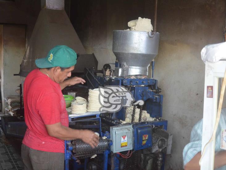 Por las ‘nubes’ precio de la tortilla en Agua Dulce; hasta en 27 pesos en kilo