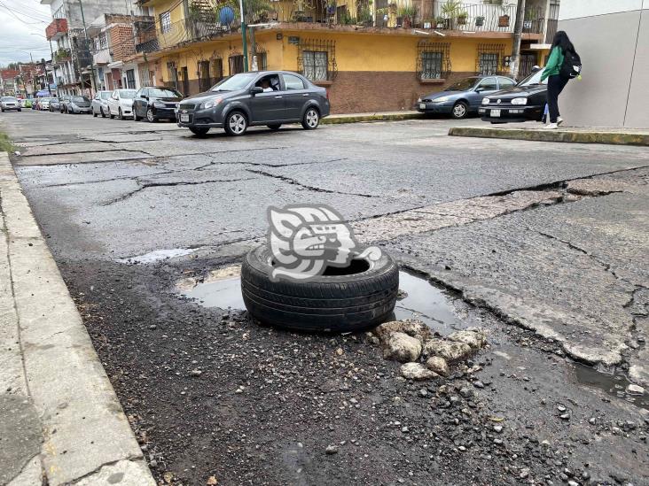Xalapa: calle Magnolia, ‘dolor de cabeza’ de vecinos; señalan baches con llantas
