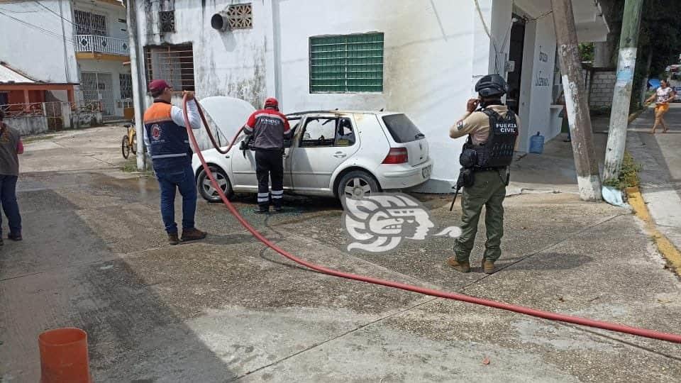 Incendian vehículo y colocan manta de amenaza en Agua Dulce