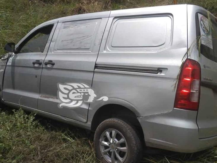 Auto fantasma saca a camioneta de una carretera en Amatlán