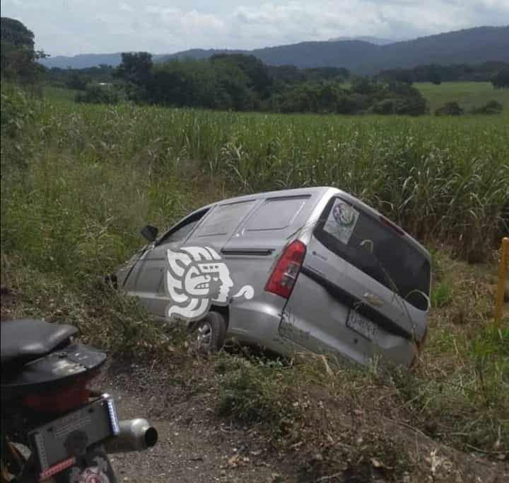 Auto fantasma saca a camioneta de una carretera en Amatlán