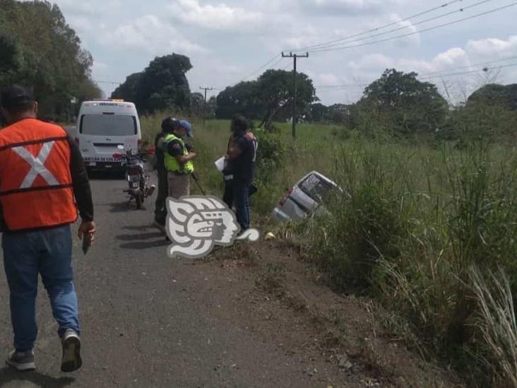 Auto fantasma saca a camioneta de una carretera en Amatlán