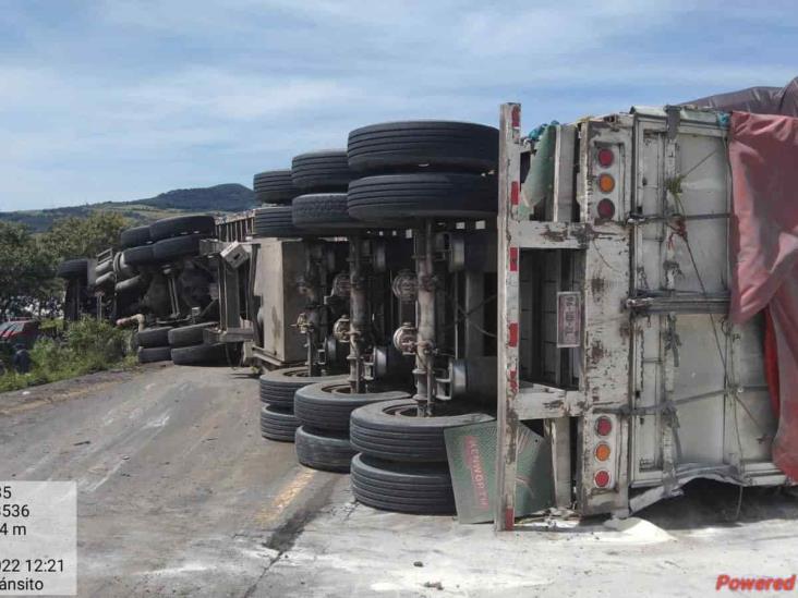 Rapiñeros vacían un tráiler cargado de azúcar; volcó en Esperanza (+Video)