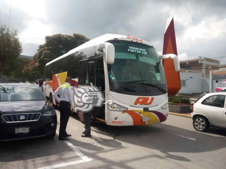 ¡Por poquito! Ciclista se salva de ser arrollado por autobús; pasó en Orizaba