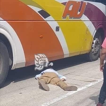 ¡Por poquito! Ciclista se salva de ser arrollado por autobús; pasó en Orizaba