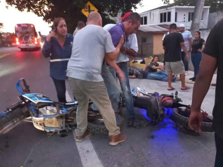 Motociclistas chocan de frente en ciudad Cardel, hay tres lesionados