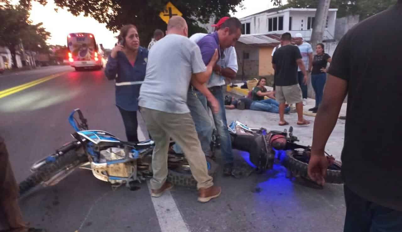 Motociclistas chocan de frente en ciudad Cardel, hay tres lesionados