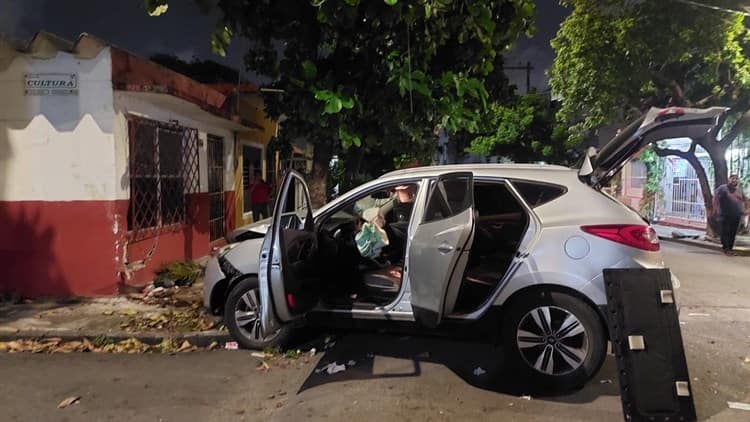 Conductor estampa su camioneta contra casa en Veracruz, luego huye